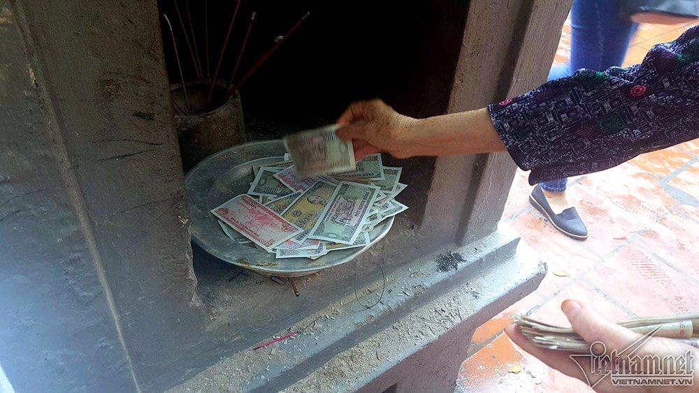 Vàng mã đốt nghi ngút, tiền lẻ rải kín phủ Tây Hồ rằm tháng Giêng